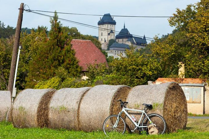 Countryside bycicle trip to Karlstejn Castle